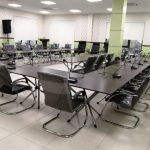 اجاره میز کنفراس چوبی در اجاره تجهیزات نمایشگاهی
